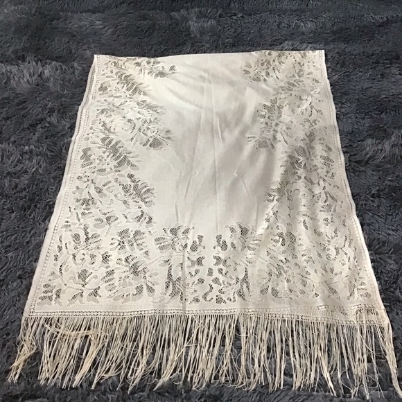 Gorgeous Cream Lace shawl/scarf/wrap with fringe detail - Picture 2 of 8